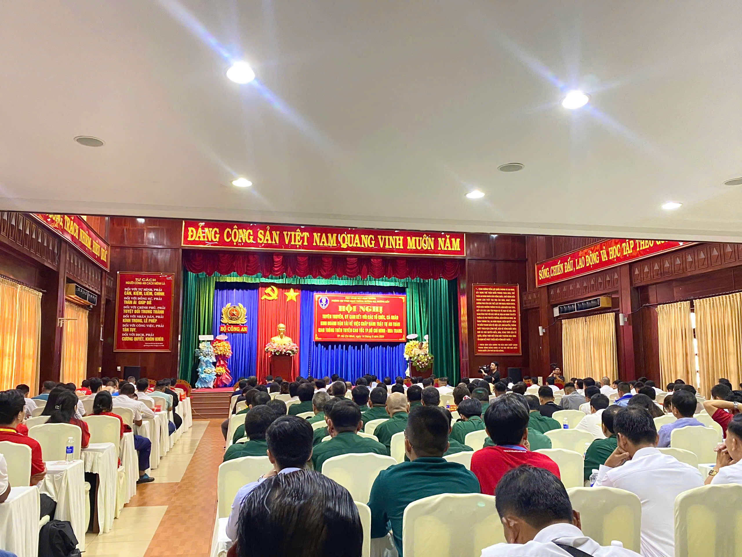 BẢO HIỂM AAA THAM DỰ HỘI NGHỊ TUYÊN TRUYỀN, KÝ CAM KẾT VỀ VIỆC CHẤP HÀNH TRẬT TỰ AN TOÀN GIAO THÔNG TRÊN TUYẾN CAO TỐC TP.HCM - NHA TRANG
